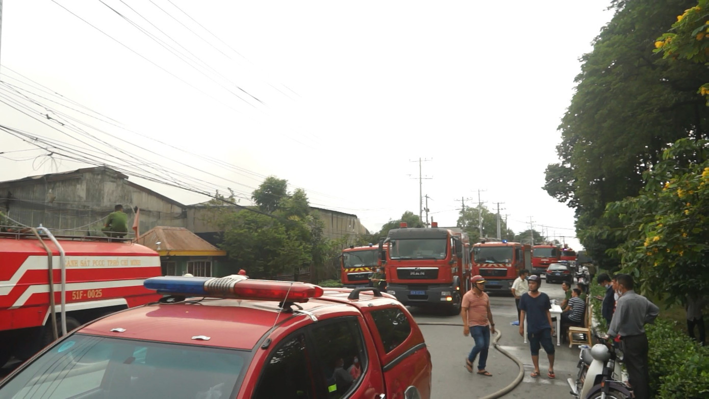 Cháy xưởng gỗ rộng hàng nghìn mét vuông ở Sài Gòn ảnh 1