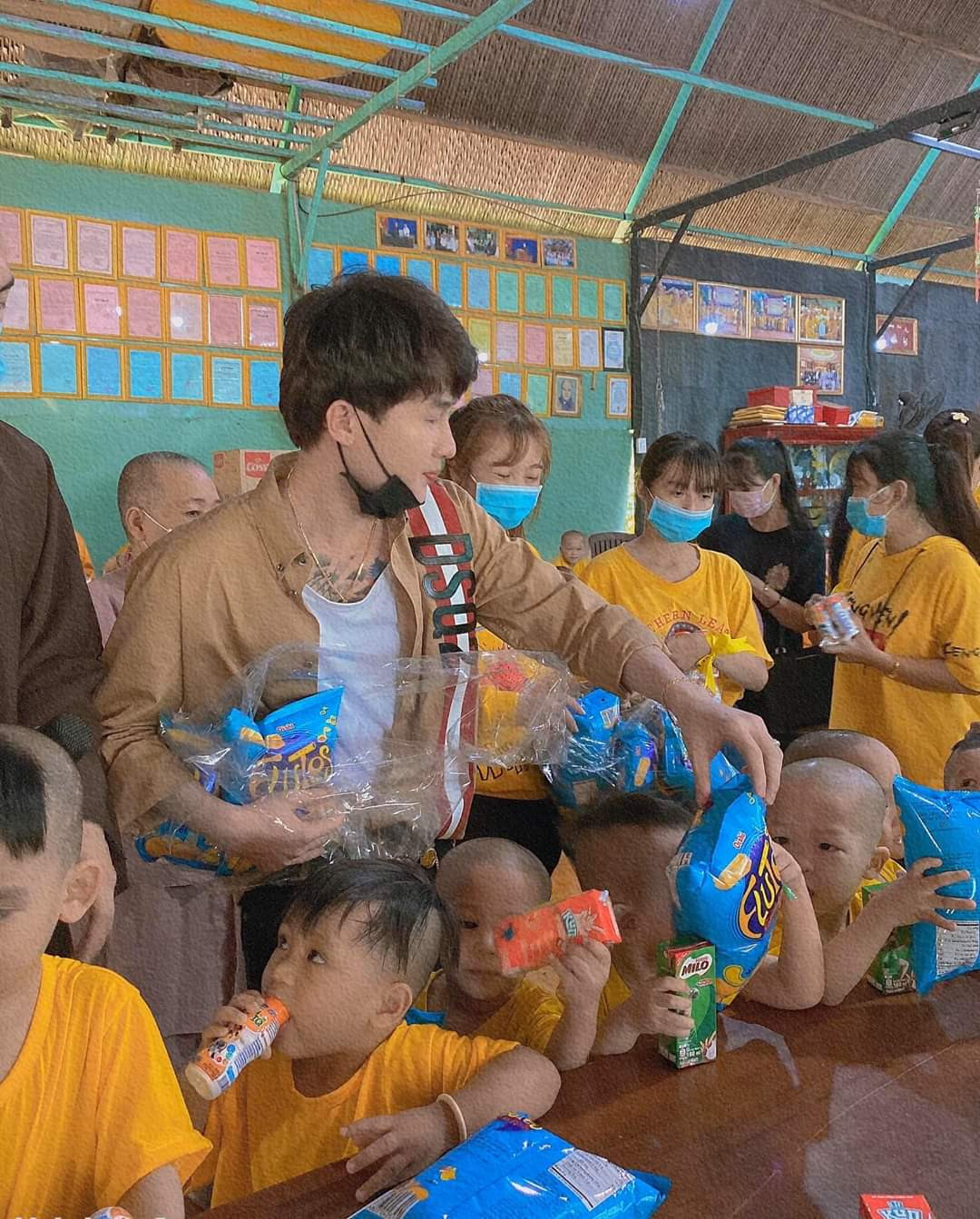 Góc ấm áp: Jack cùng cộng đồng Đóm mang tiếng cười đến các trẻ em mồ côi ảnh 3