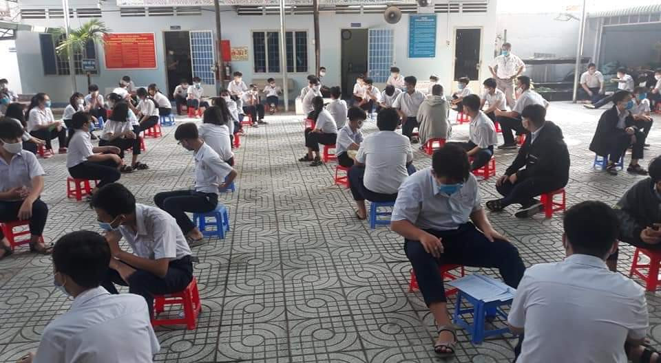 Bạn muốn sân ra chơi nhưng nhà trường yêu cầu phải cách nhau 2 mét, tính sao đây? ảnh 2