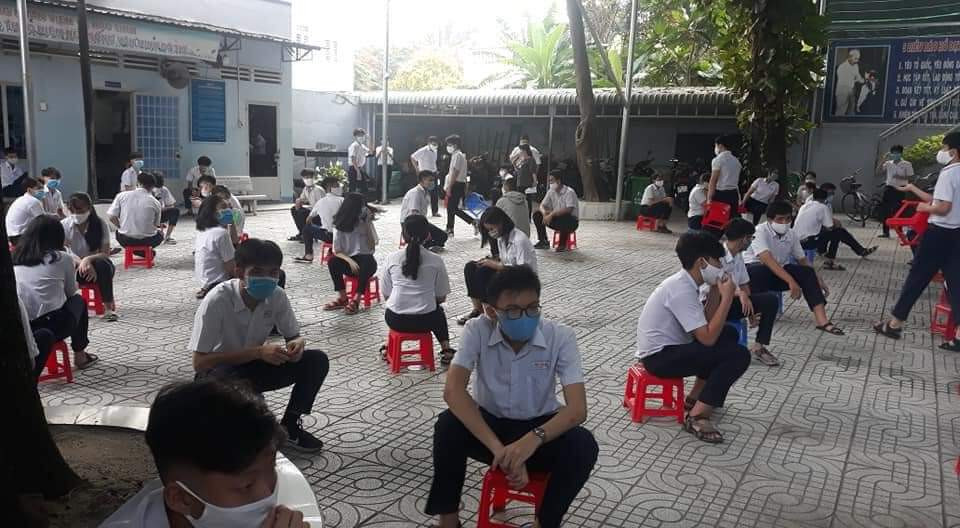 Bạn muốn sân ra chơi nhưng nhà trường yêu cầu phải cách nhau 2 mét, tính sao đây? ảnh 1