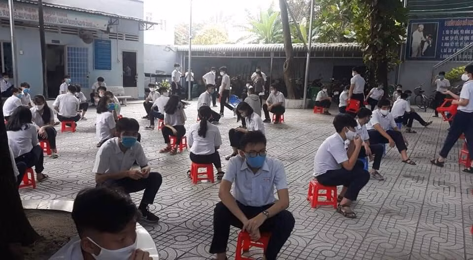 Bạn muốn sân ra chơi nhưng nhà trường yêu cầu phải cách nhau 2 mét, tính sao đây? ảnh 1