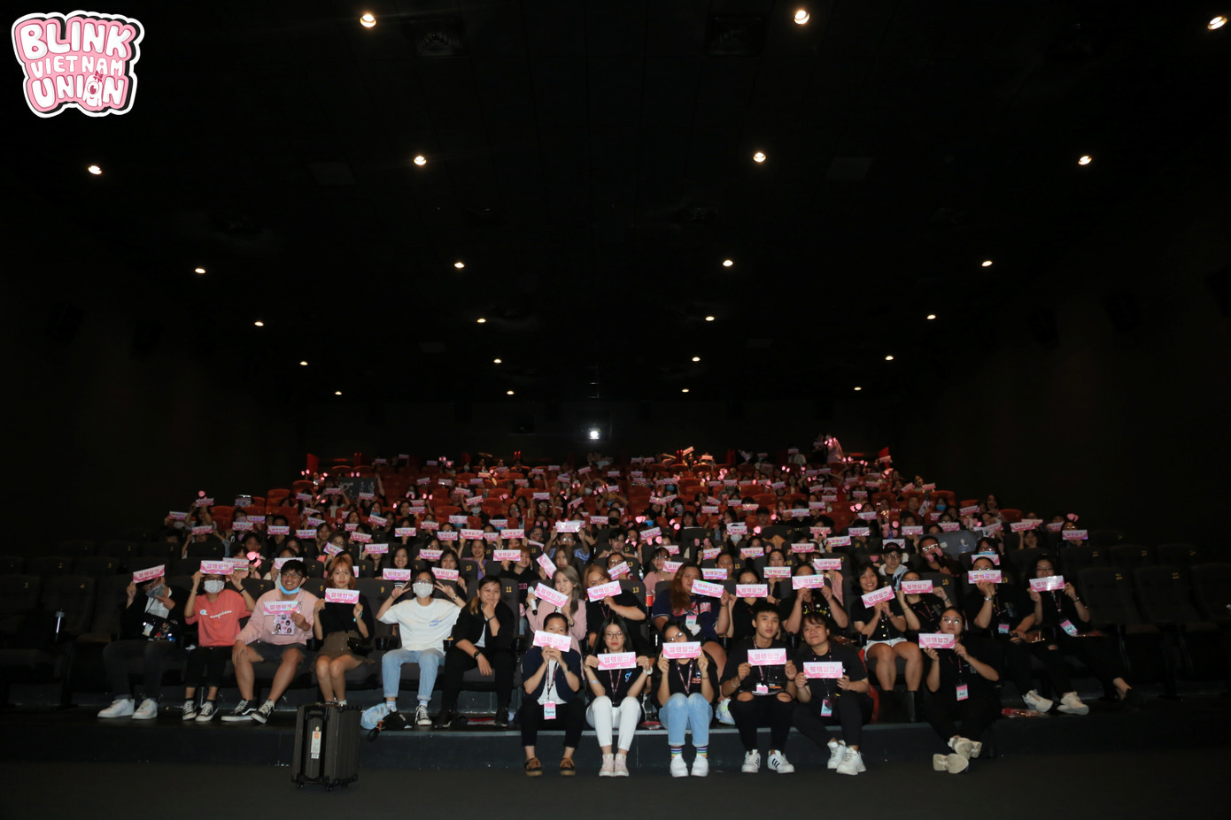 BLINKs Sài Gòn mừng sinh nhật muộn của BLACKPINK với quy mô “mini concert“ ảnh 4