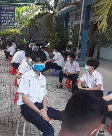 Bạn muốn sân ra chơi nhưng nhà trường yêu cầu phải cách nhau 2 mét, tính sao đây? ảnh 5