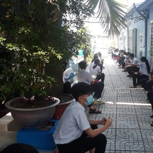 Bạn muốn sân ra chơi nhưng nhà trường yêu cầu phải cách nhau 2 mét, tính sao đây? ảnh 6