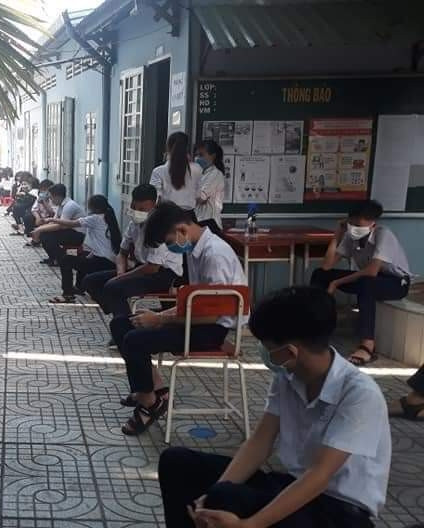 Bạn muốn sân ra chơi nhưng nhà trường yêu cầu phải cách nhau 2 mét, tính sao đây? ảnh 4