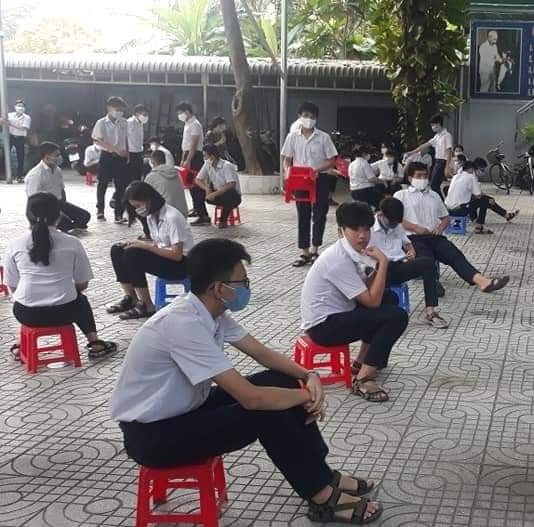 Bạn muốn sân ra chơi nhưng nhà trường yêu cầu phải cách nhau 2 mét, tính sao đây? ảnh 3