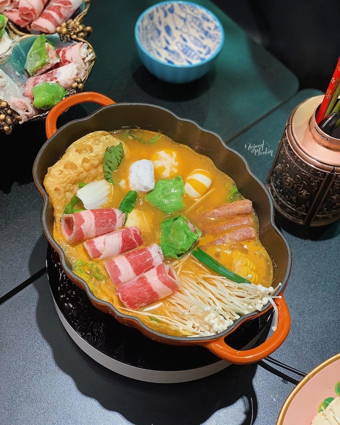 Những tiệm lẩu “đắt vẫn đông” nhờ dịch vụ chăm sóc khách hàng siêu chất lượng ảnh 2