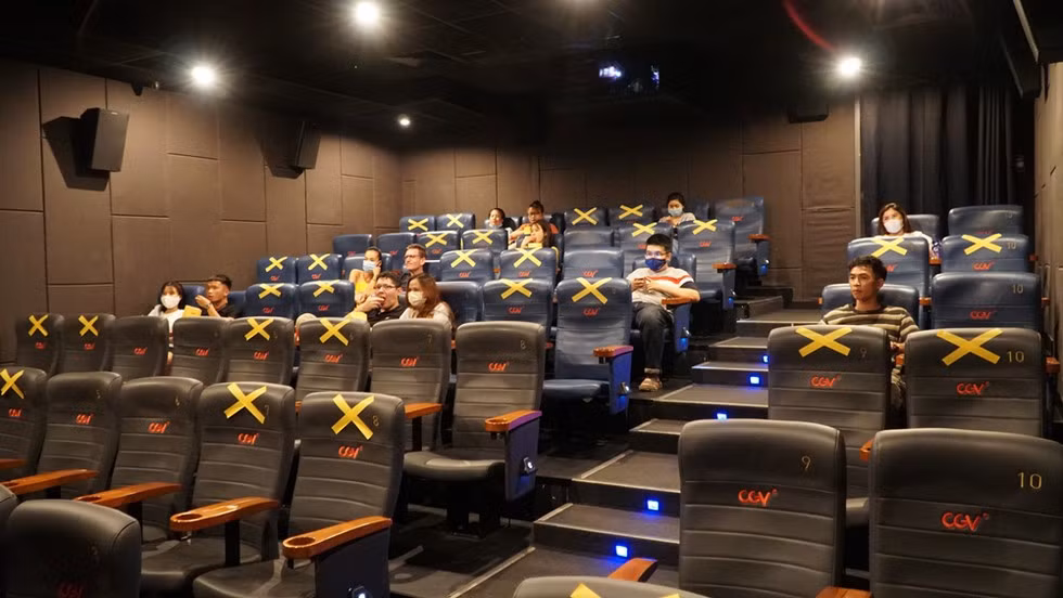 Ăn buffet, tập gym, đi xem phim... ở mức độ nào trên “thang điểm” lây nhiễm COVID-19? ảnh 3