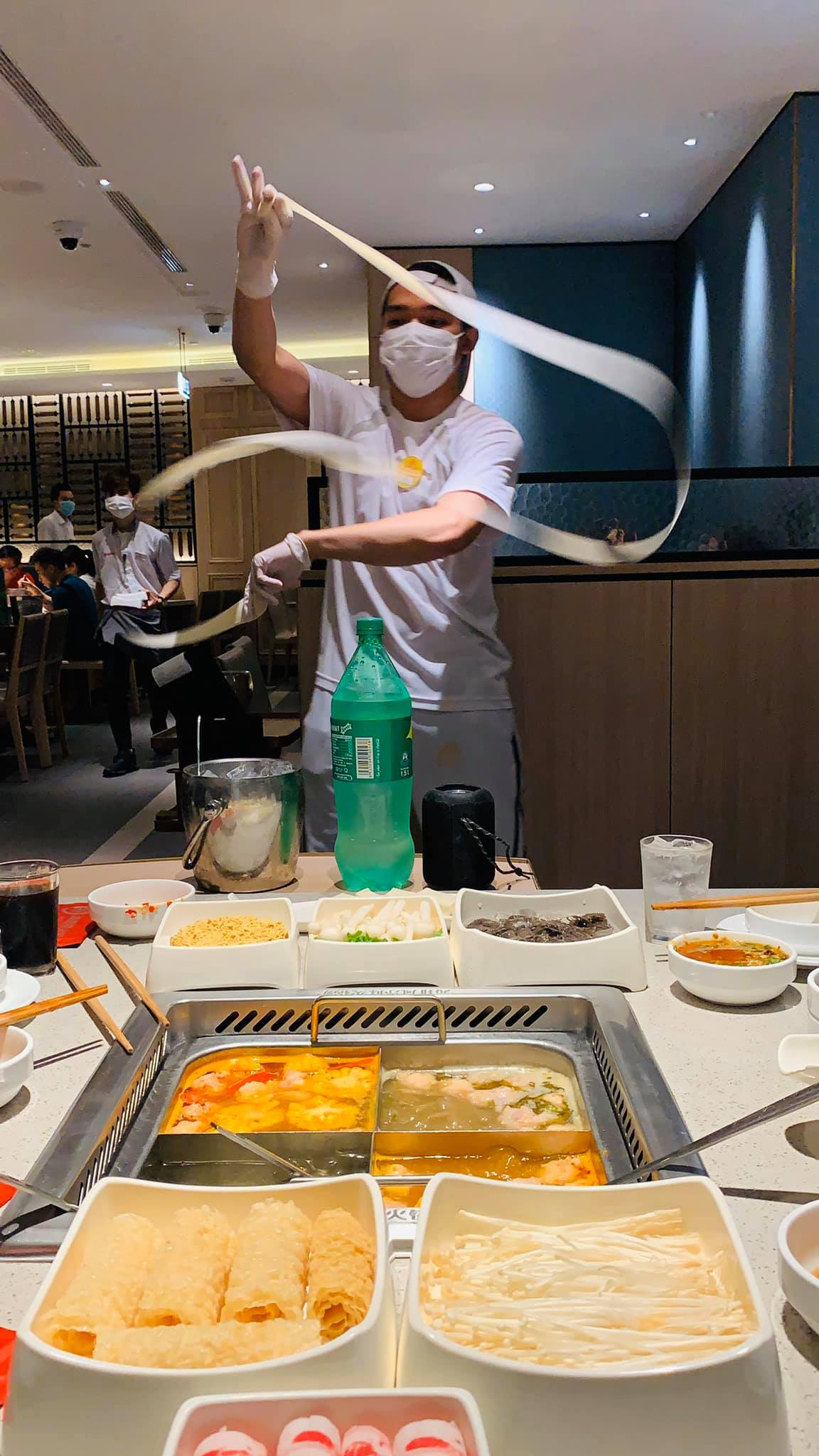 Những tiệm lẩu “đắt vẫn đông” nhờ dịch vụ chăm sóc khách hàng siêu chất lượng ảnh 6