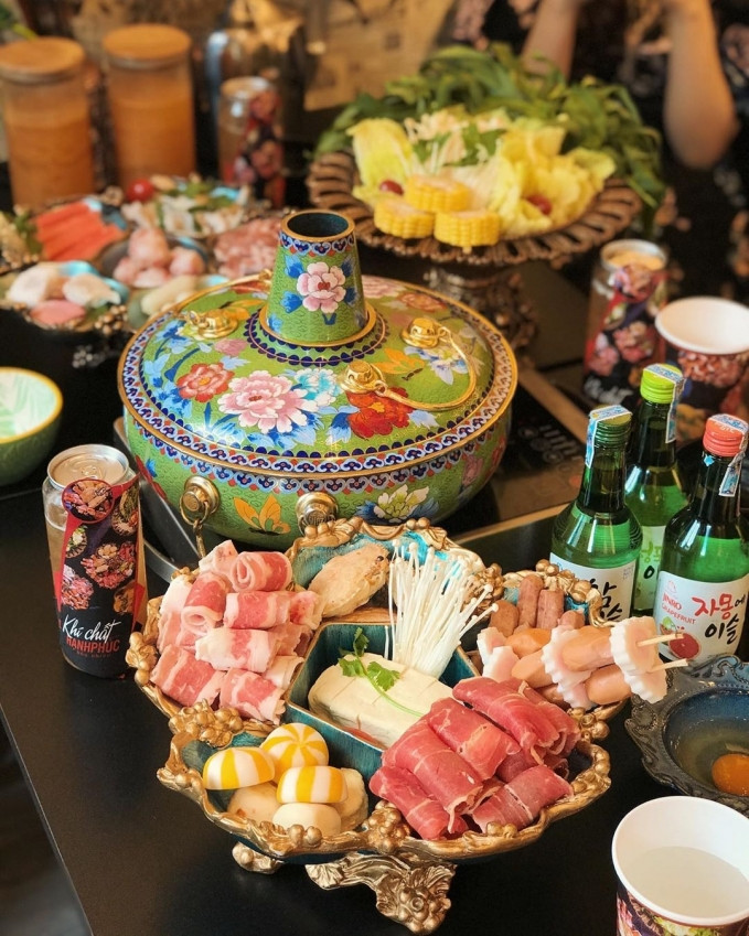 Những tiệm lẩu “đắt vẫn đông” nhờ dịch vụ chăm sóc khách hàng siêu chất lượng ảnh 1