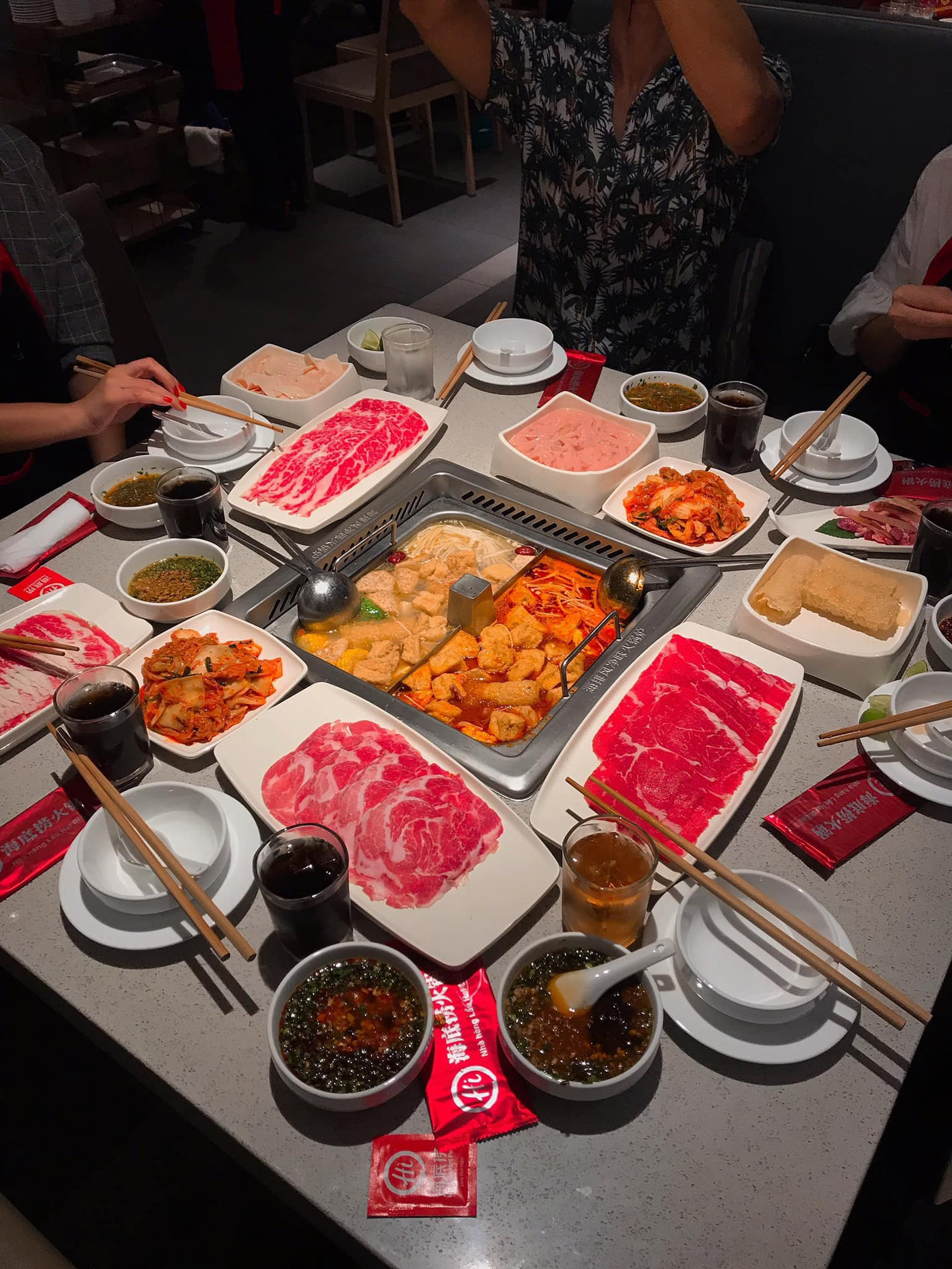 Những tiệm lẩu “đắt vẫn đông” nhờ dịch vụ chăm sóc khách hàng siêu chất lượng ảnh 5