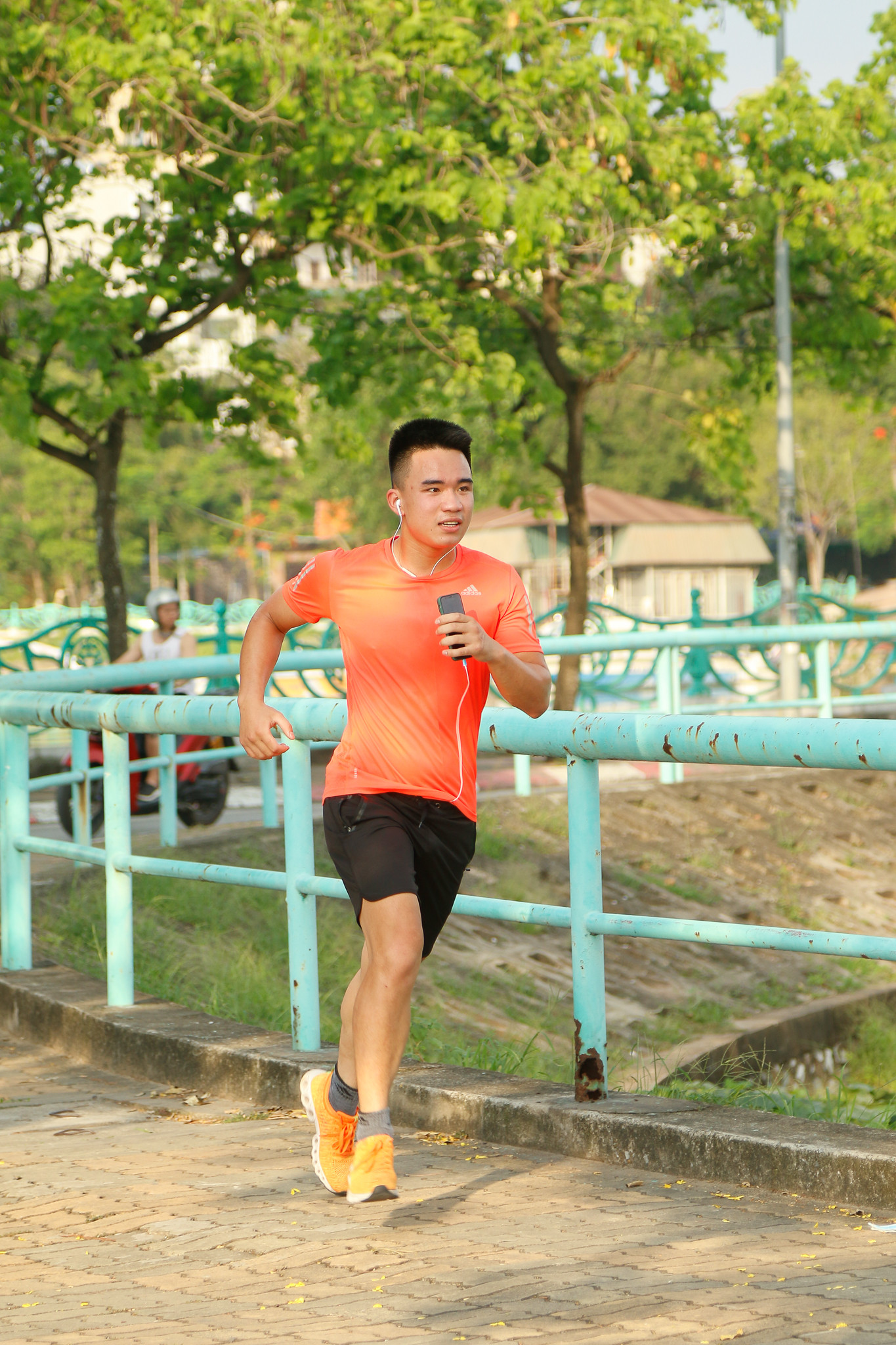 Giới trẻ đua nhau lên hồ Tây chụp ảnh mùa nắng nóng ảnh 9