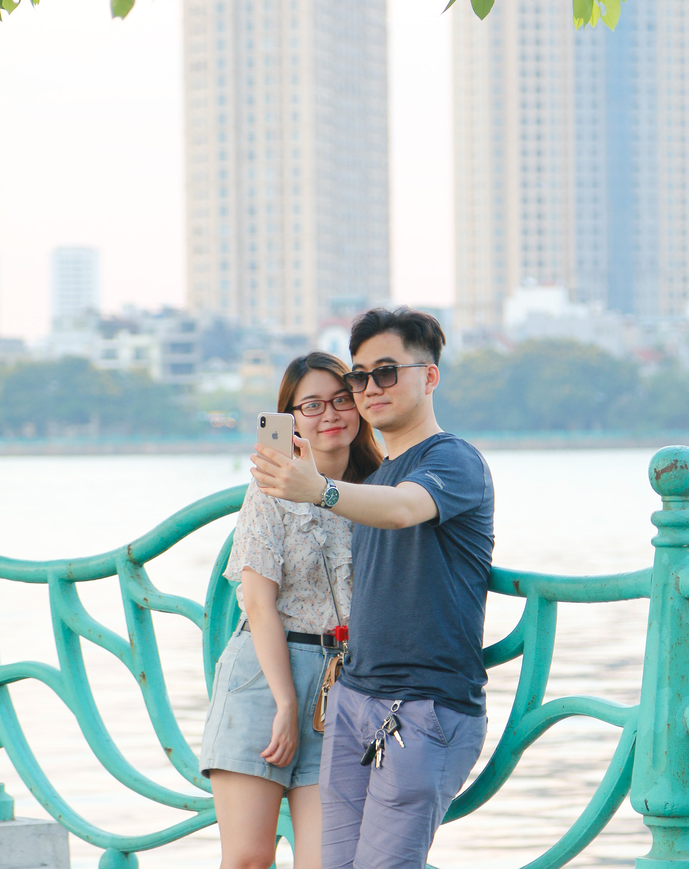 Giới trẻ đua nhau lên hồ Tây chụp ảnh mùa nắng nóng ảnh 4