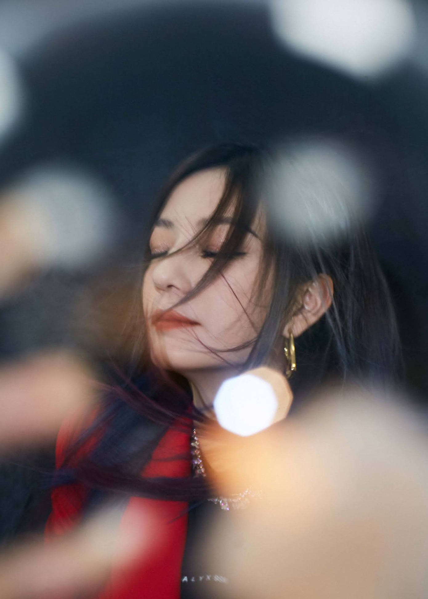 Triệu Vy quyến rũ bất ngờ 'mở hàng' Marie Claire số đầu năm 2021 ảnh 16