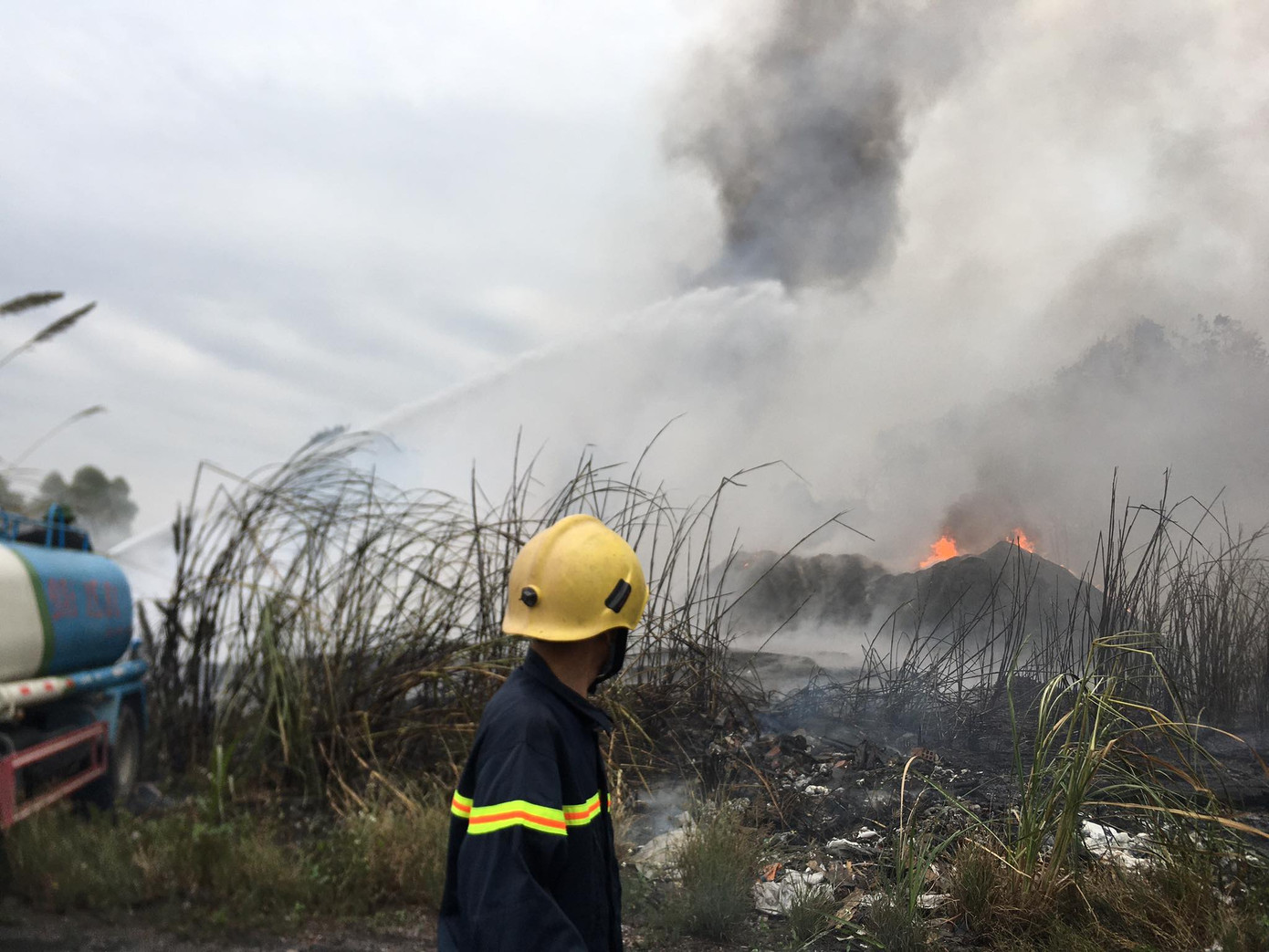 Cháy lớn tại bãi cỏ dưới chân cầu Thanh Trì ảnh 10