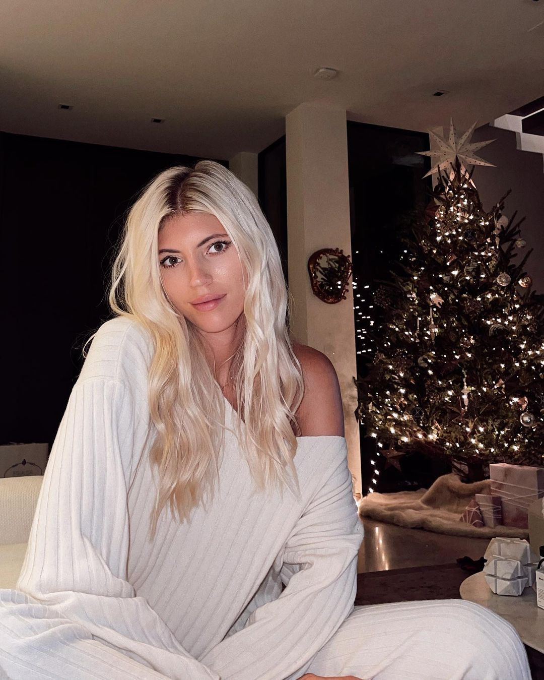 Chị em nhà Kim Kardashian mặc gợi cảm đón Noel ảnh 13