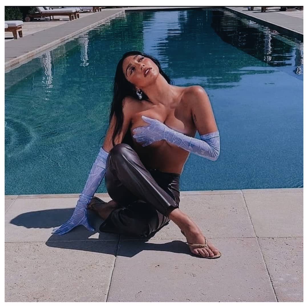 Con gái 9x của Madonna nóng bỏng âu yếm bạn trai trên biển ảnh 14