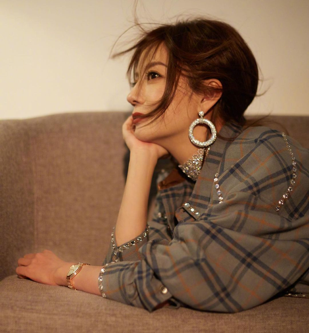 Triệu Vy quyến rũ bất ngờ 'mở hàng' Marie Claire số đầu năm 2021 ảnh 13