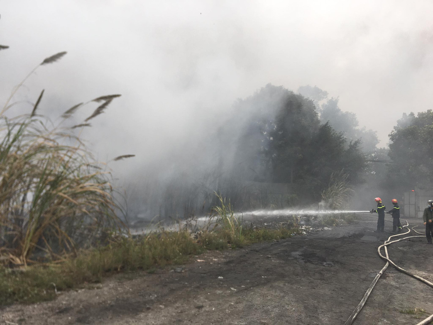Cháy lớn tại bãi cỏ dưới chân cầu Thanh Trì ảnh 7