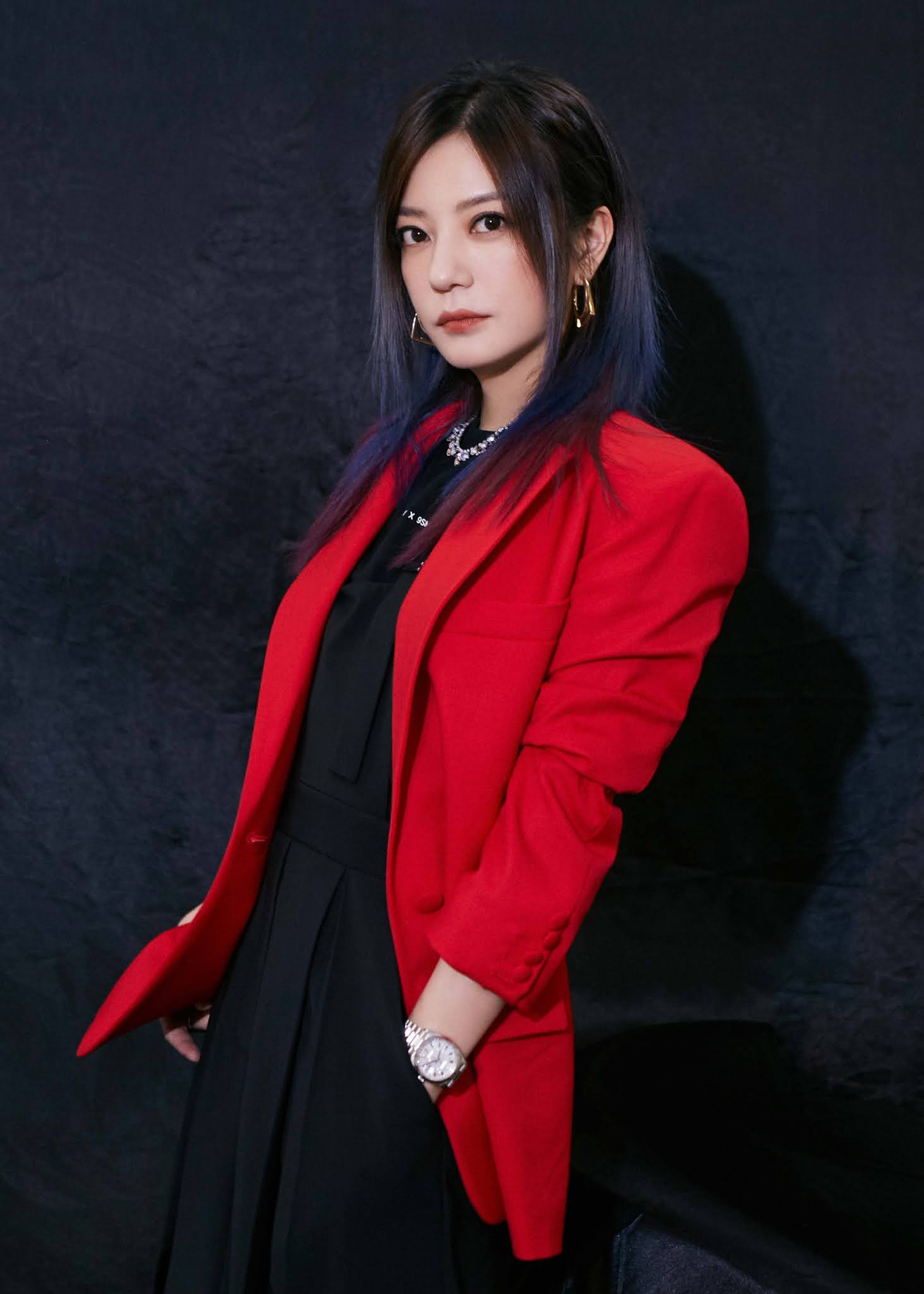 Triệu Vy quyến rũ bất ngờ 'mở hàng' Marie Claire số đầu năm 2021 ảnh 17