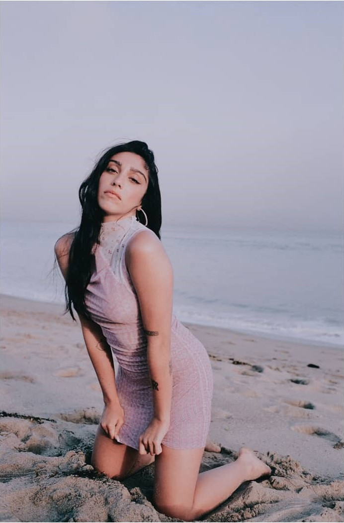 Con gái 9x của Madonna nóng bỏng âu yếm bạn trai trên biển ảnh 12