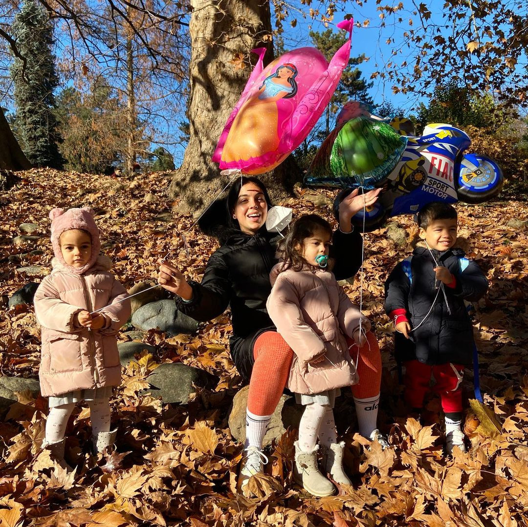 Bạn gái Ronaldo mặc nội y nóng bỏng ảnh 2