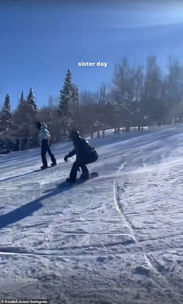 Cô út tỉ phú nhà Kardashian nóng bỏng ở bể bơi ảnh 12