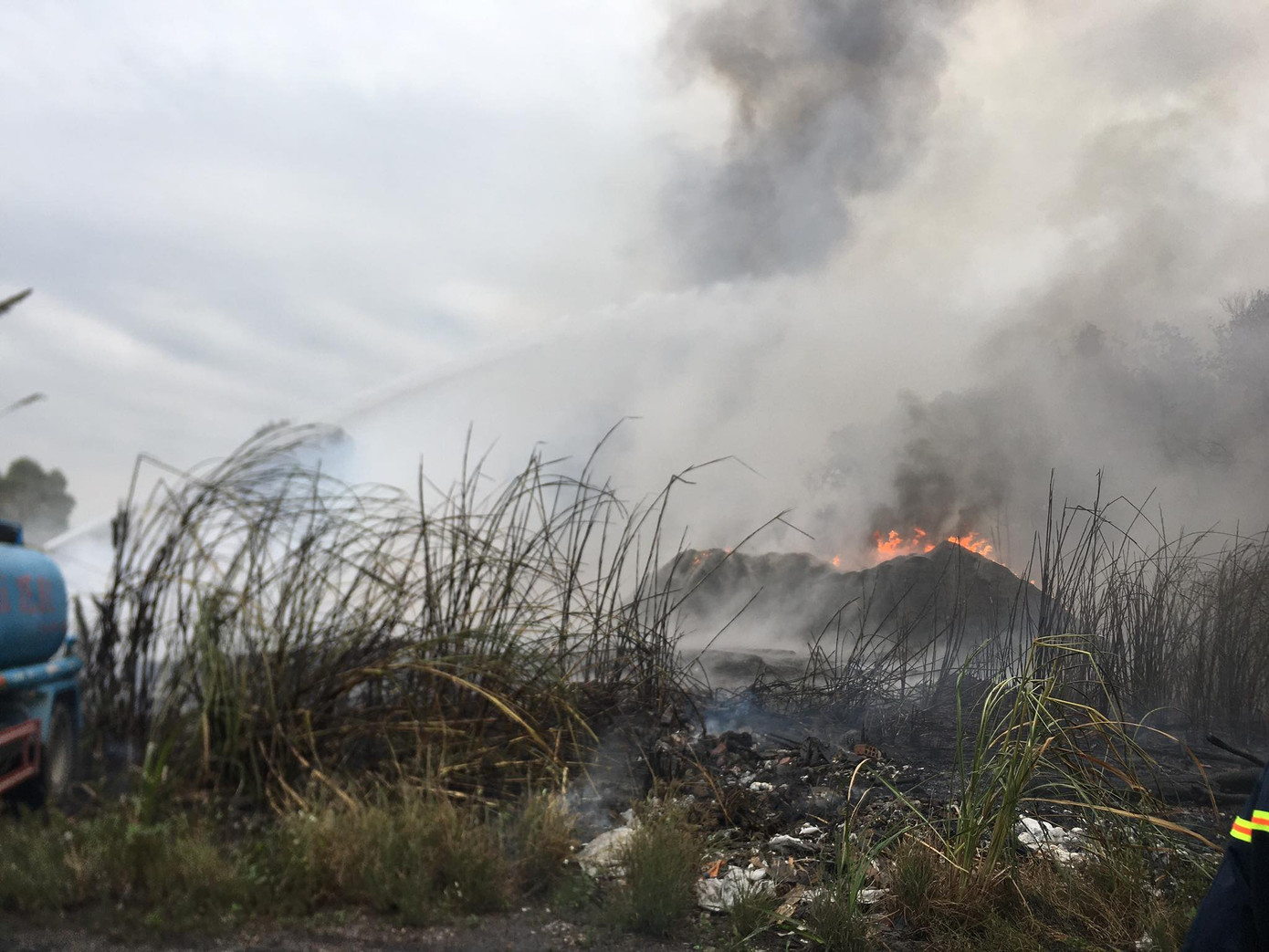 Cháy lớn tại bãi cỏ dưới chân cầu Thanh Trì ảnh 9