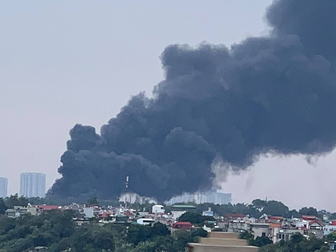 Cháy lớn tại bãi cỏ dưới chân cầu Thanh Trì ảnh 3