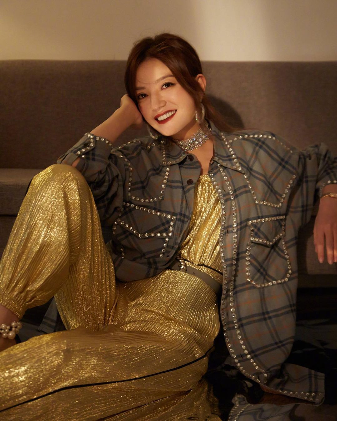 Triệu Vy quyến rũ bất ngờ 'mở hàng' Marie Claire số đầu năm 2021 ảnh 12