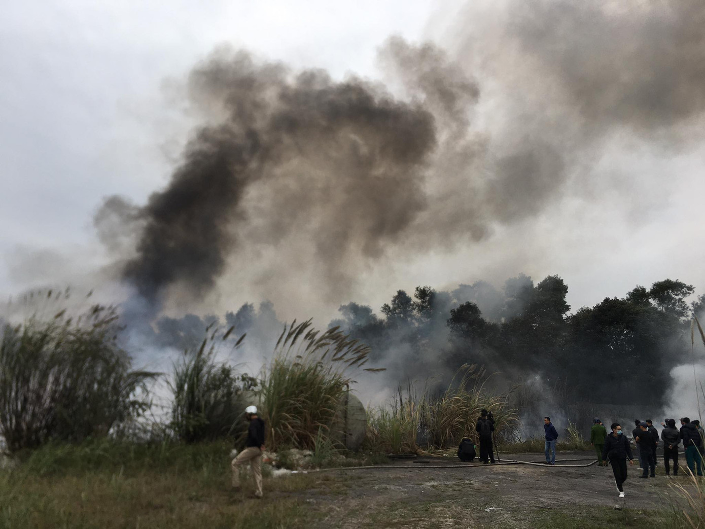 Cháy lớn tại bãi cỏ dưới chân cầu Thanh Trì ảnh 2