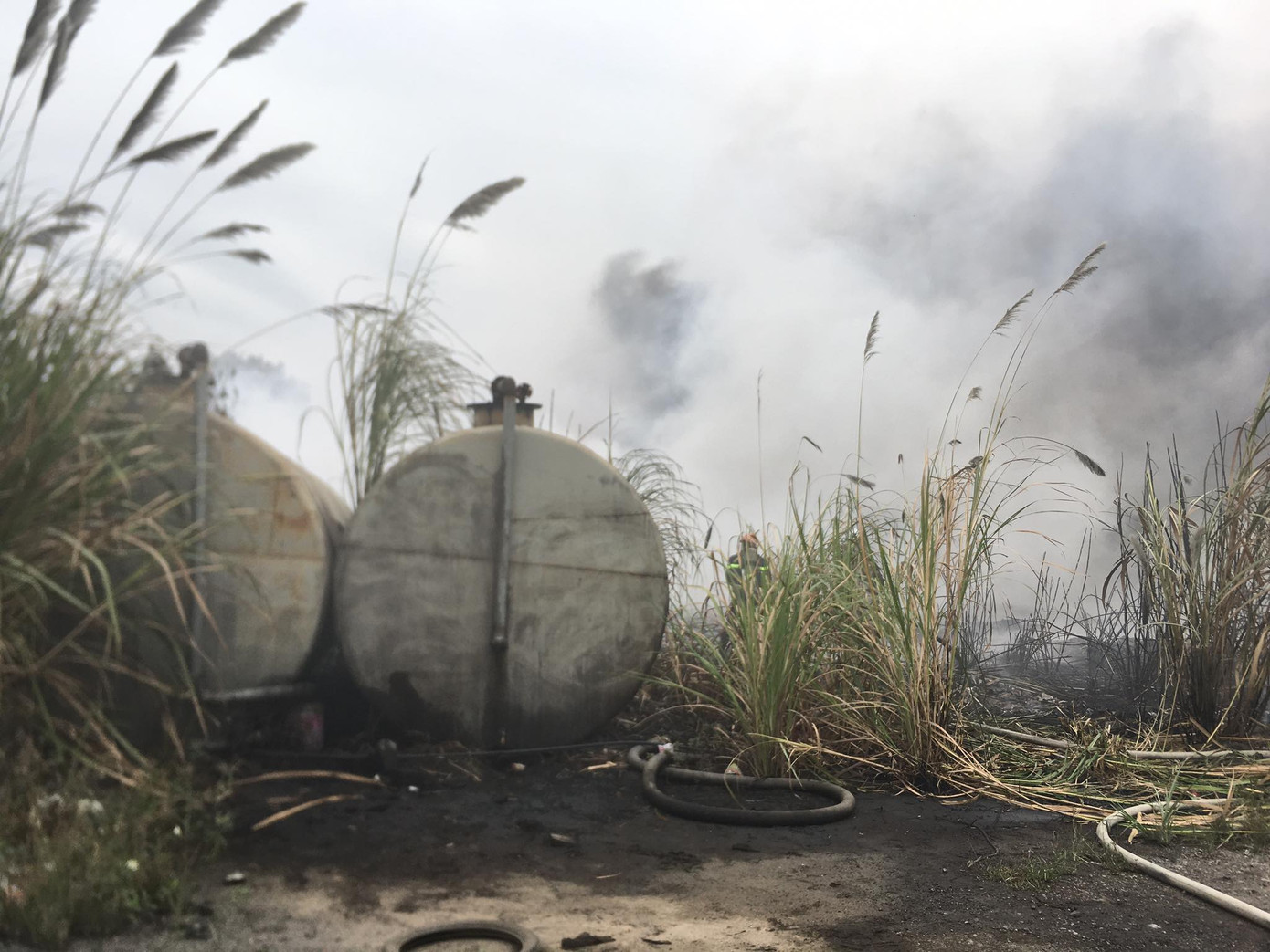 Cháy lớn tại bãi cỏ dưới chân cầu Thanh Trì ảnh 8