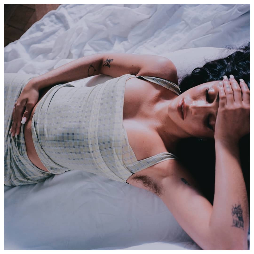 Con gái 9x của Madonna nóng bỏng âu yếm bạn trai trên biển ảnh 13