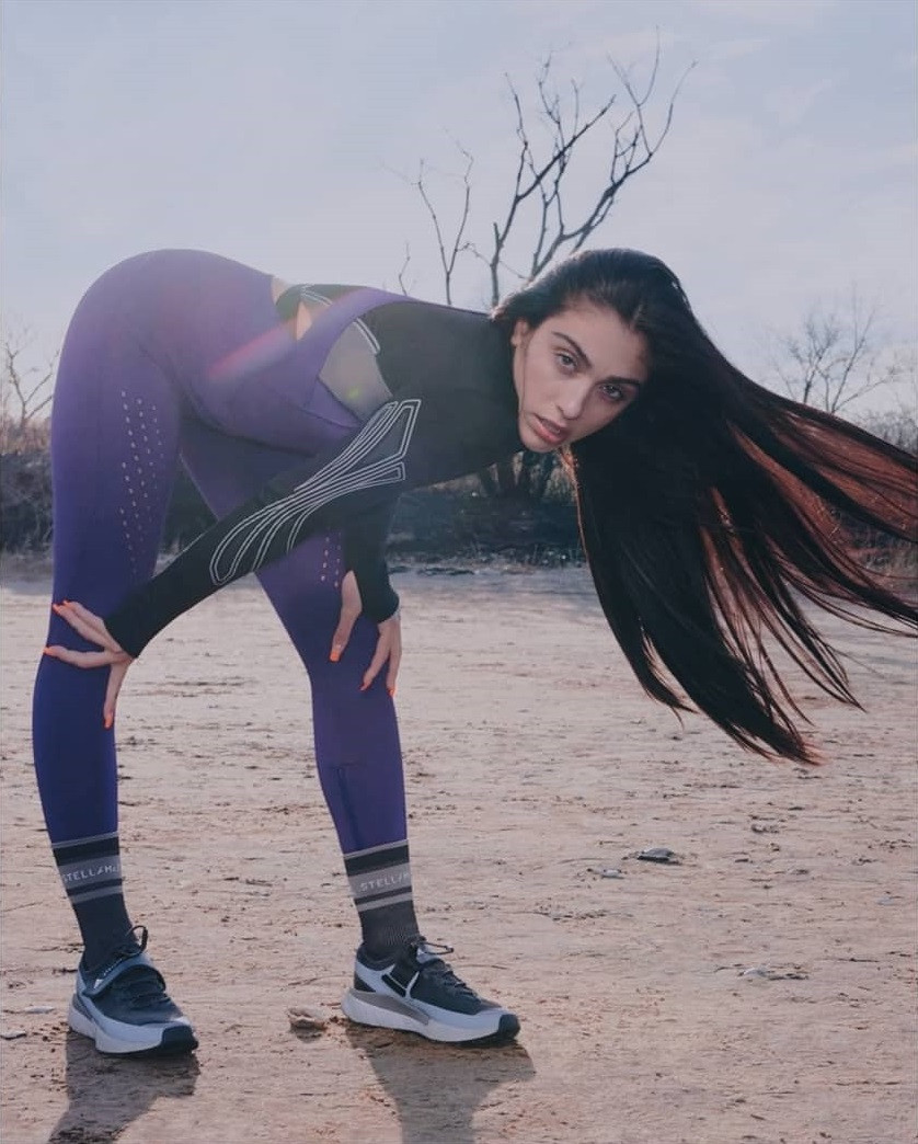 Con gái 9x của Madonna nóng bỏng âu yếm bạn trai trên biển ảnh 15