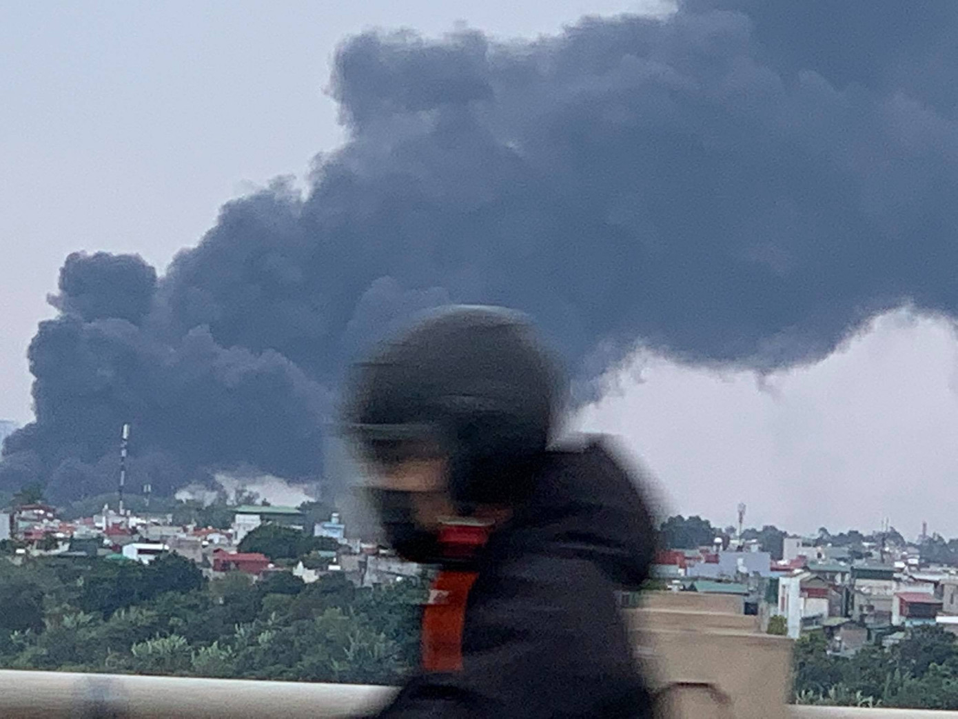 Cháy lớn tại bãi cỏ dưới chân cầu Thanh Trì ảnh 4