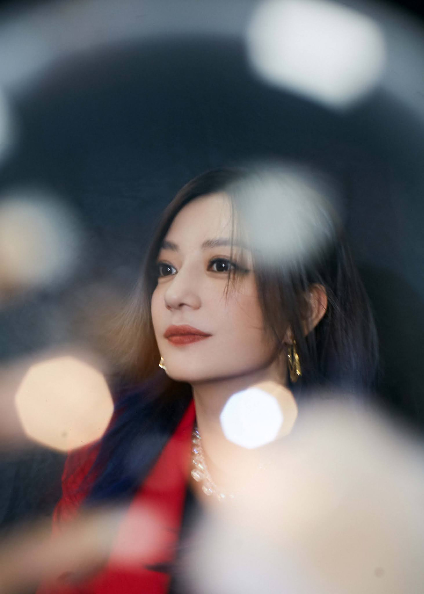 Triệu Vy quyến rũ bất ngờ 'mở hàng' Marie Claire số đầu năm 2021 ảnh 15