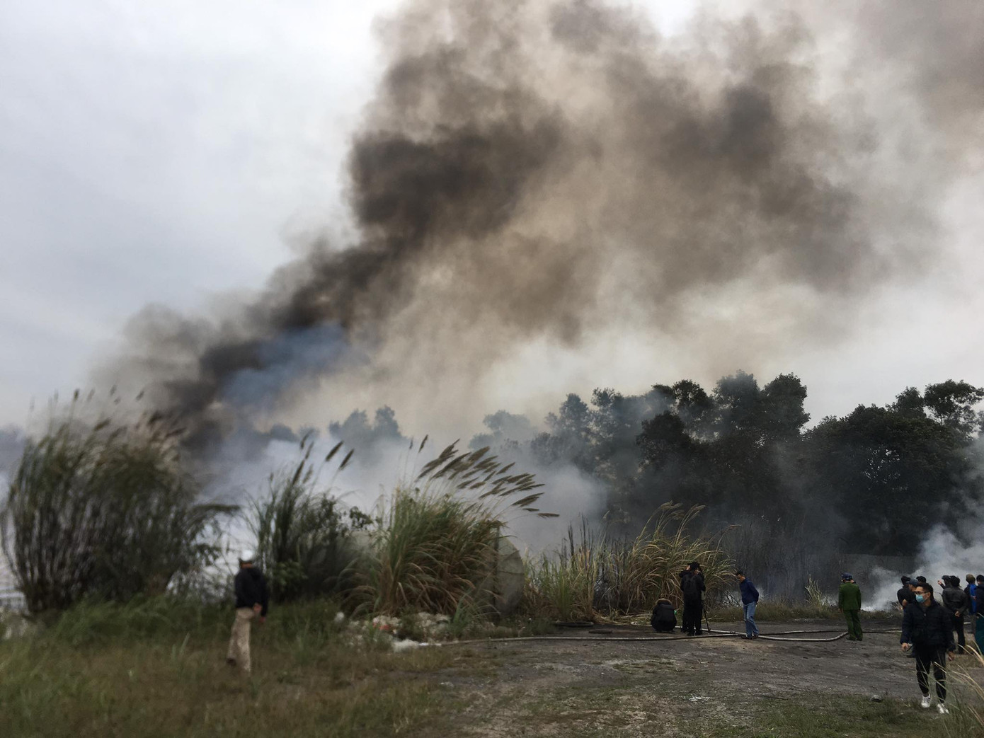 Cháy lớn tại bãi cỏ dưới chân cầu Thanh Trì ảnh 1