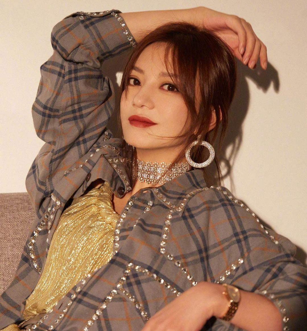 Triệu Vy quyến rũ bất ngờ 'mở hàng' Marie Claire số đầu năm 2021 ảnh 11