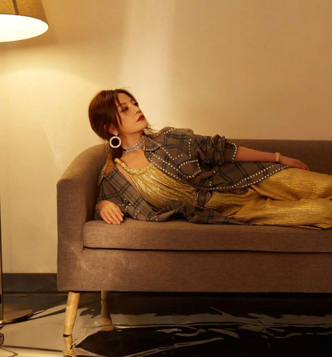 Triệu Vy quyến rũ bất ngờ 'mở hàng' Marie Claire số đầu năm 2021 ảnh 14