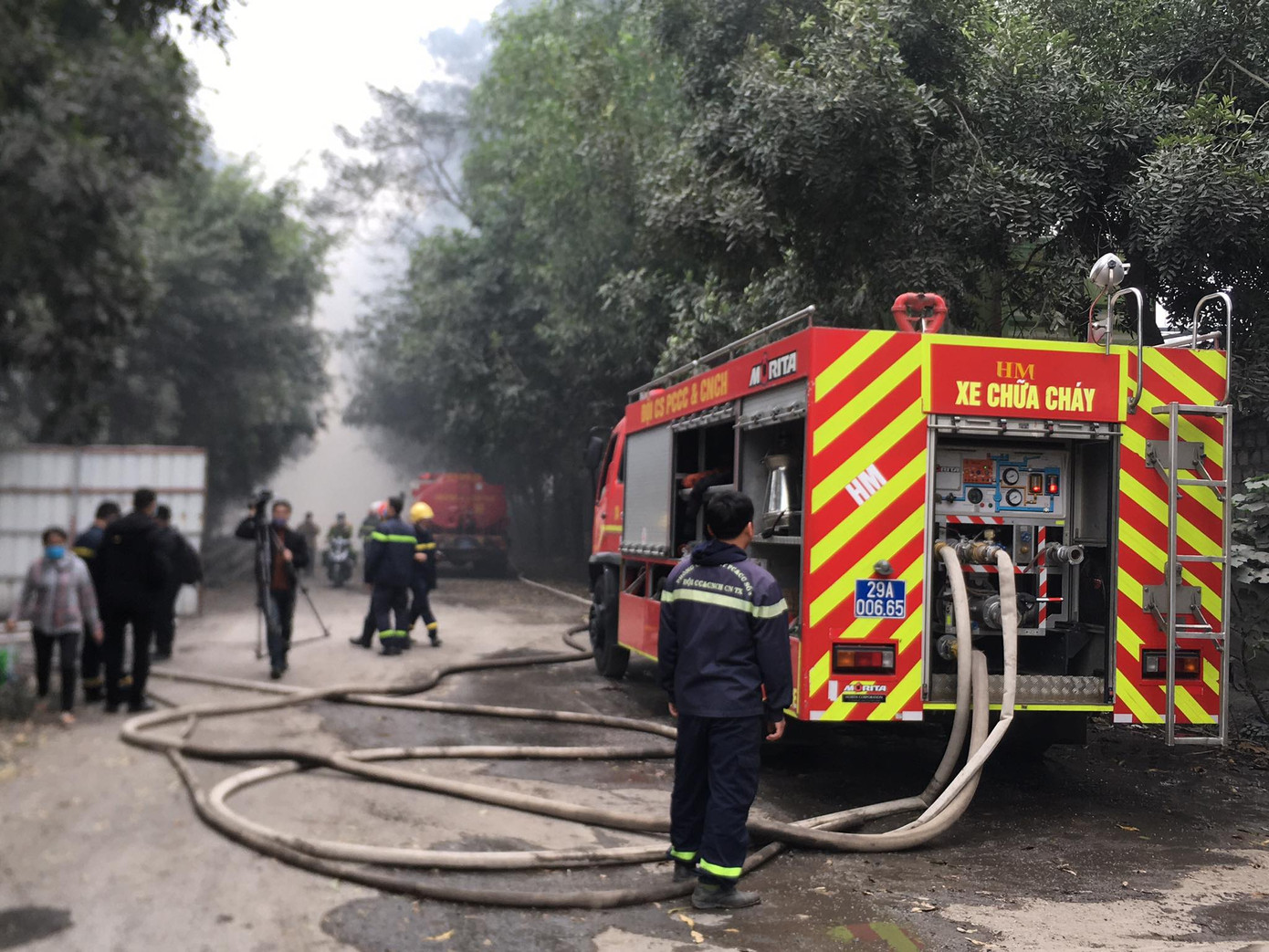 Cháy lớn tại bãi cỏ dưới chân cầu Thanh Trì ảnh 12