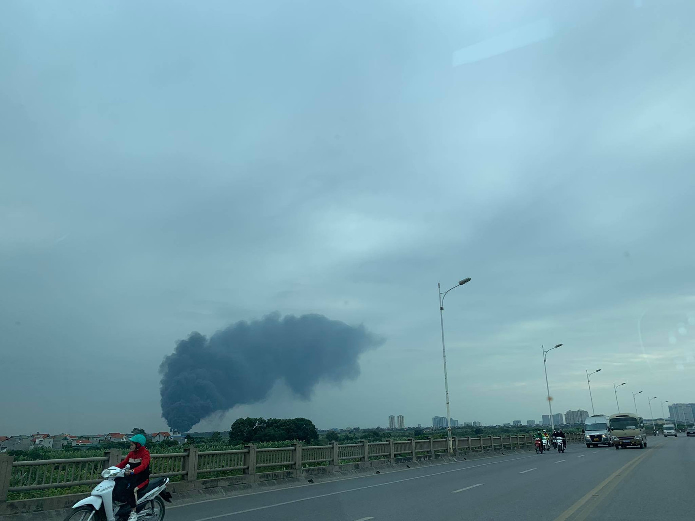 Cháy lớn tại bãi cỏ dưới chân cầu Thanh Trì ảnh 5