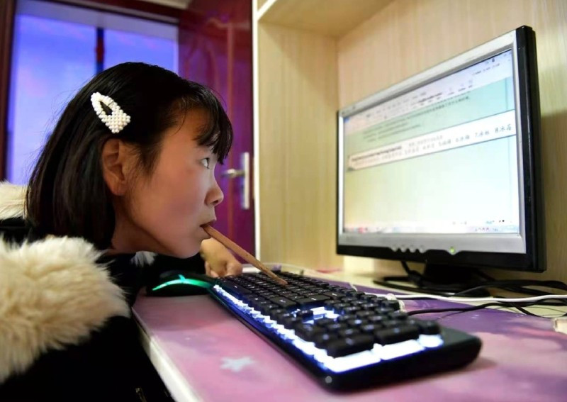 Cô gái khuyết tật ngậm que gỗ viết 12 cuốn tiểu thuyết ảnh 1