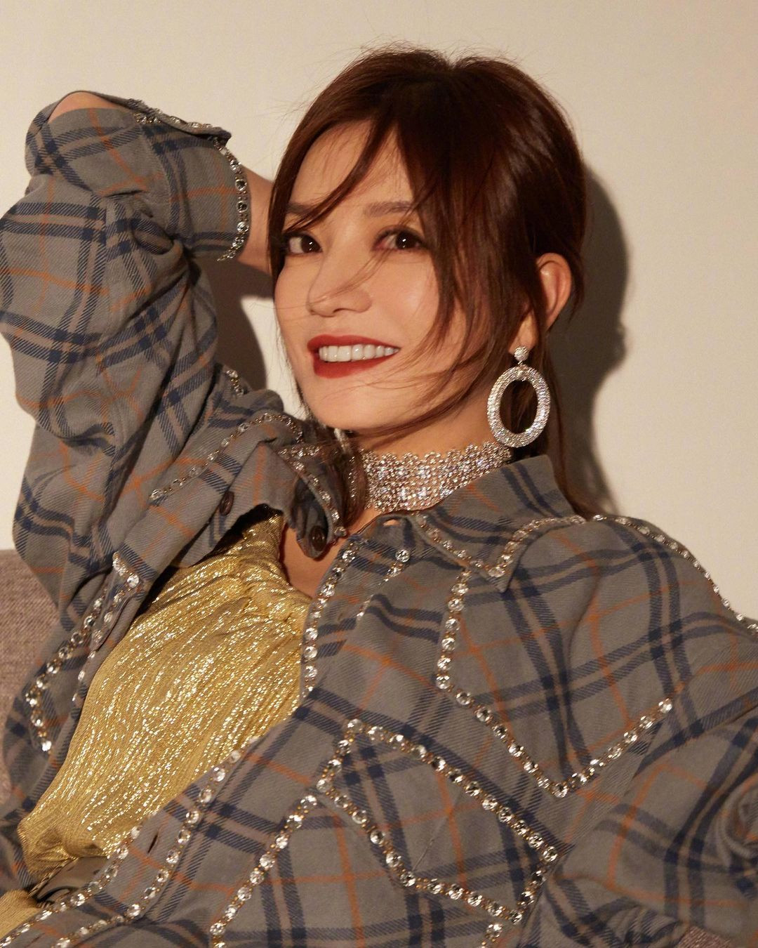 Triệu Vy quyến rũ bất ngờ 'mở hàng' Marie Claire số đầu năm 2021 ảnh 10