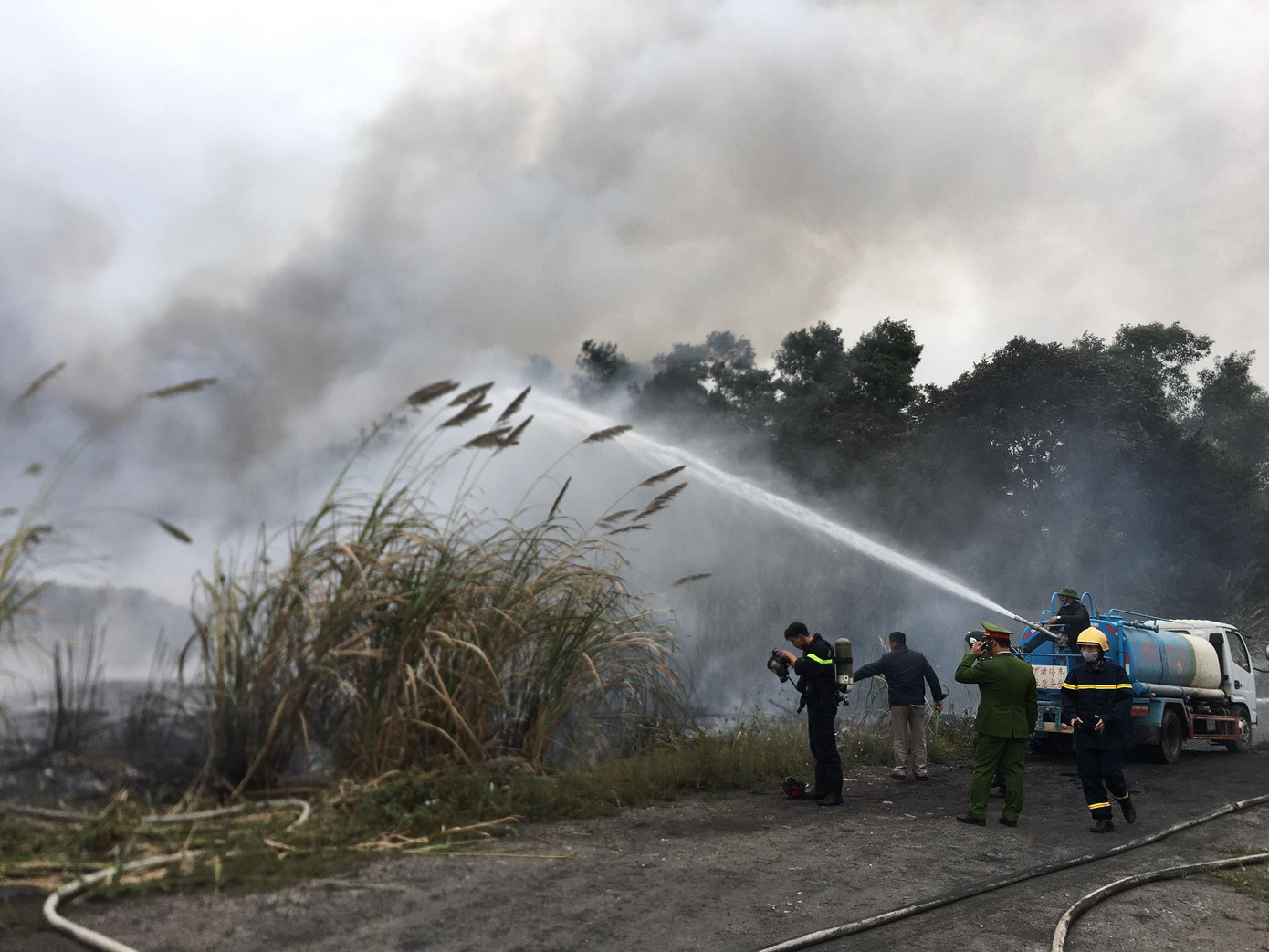 Cháy lớn tại bãi cỏ dưới chân cầu Thanh Trì ảnh 11