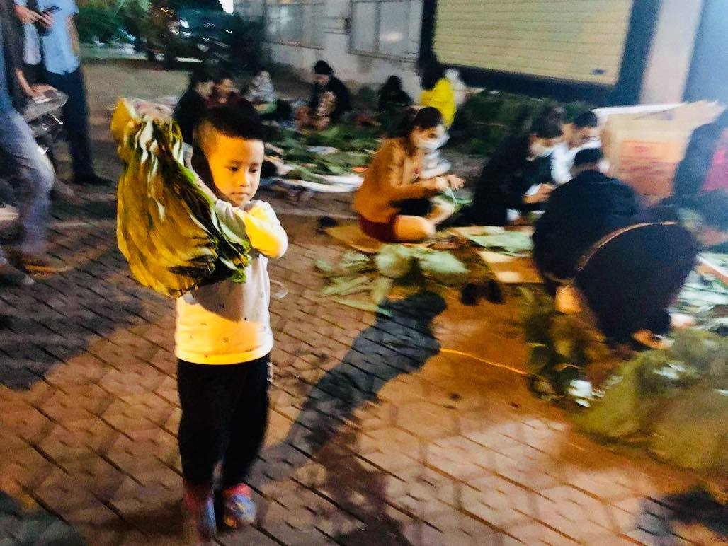 Người dân nhiều tỉnh thành ngày đêm 'gói yêu thương' gửi bà con miền Trung ảnh 2