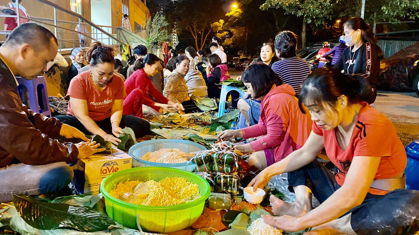 Người dân nhiều tỉnh thành ngày đêm 'gói yêu thương' gửi bà con miền Trung ảnh 1