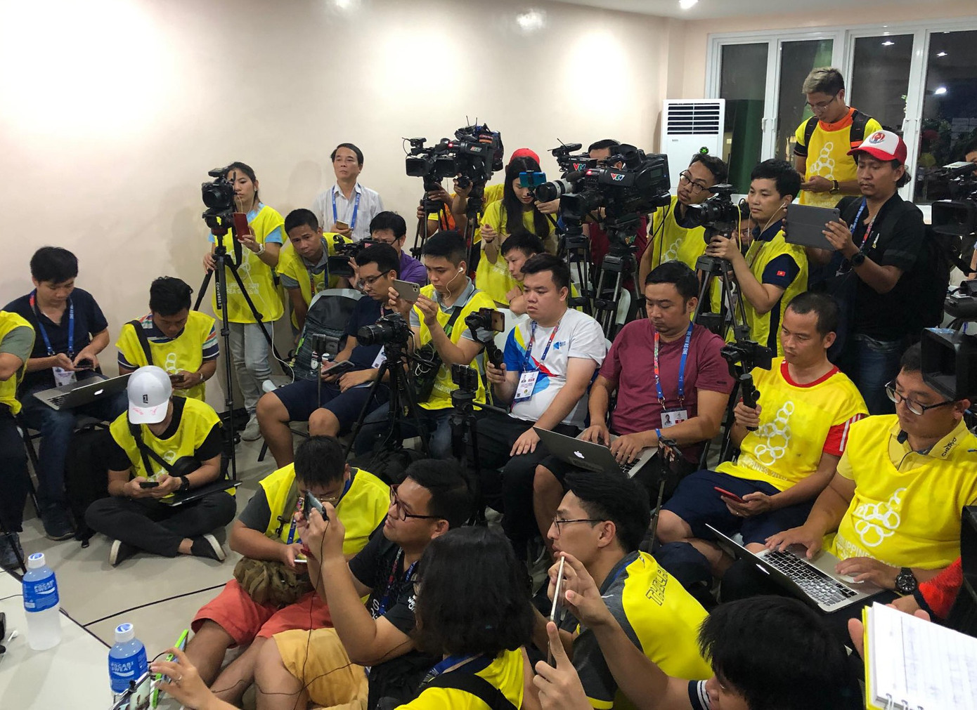 Báo chí 'quây' HLV Nishino sau khi Thái Lan bị loại khỏi SEA Games 30 ảnh 2