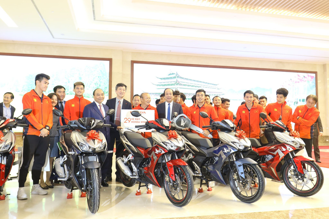 Hai đội tuyển bóng đá dự lễ mừng công của Thủ tướng ảnh 15