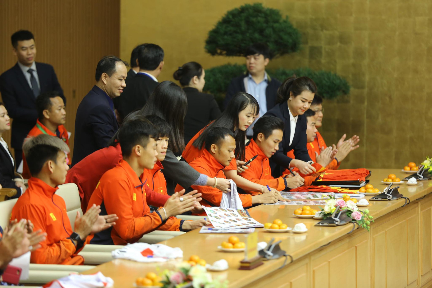 Hai đội tuyển bóng đá dự lễ mừng công của Thủ tướng ảnh 7