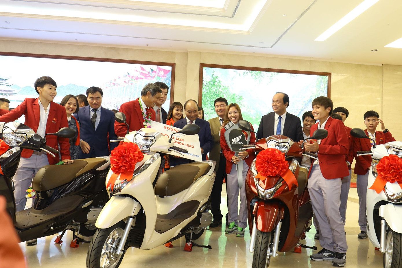 Hai đội tuyển bóng đá dự lễ mừng công của Thủ tướng ảnh 14